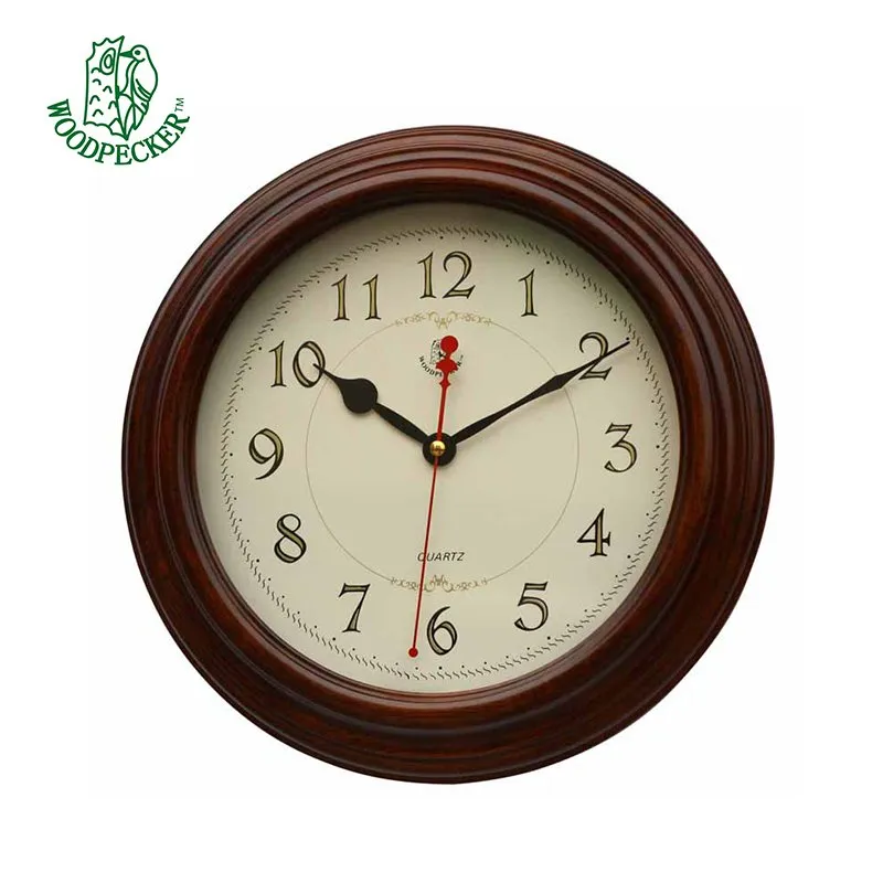 Veggklokke i massiv tre i eik